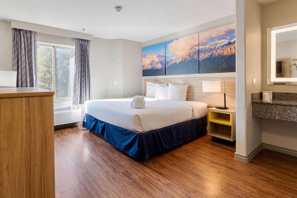 DAYS INN BY WYNDHAM THORNTON-guestroom-Guest Room,On-Site.jpg
