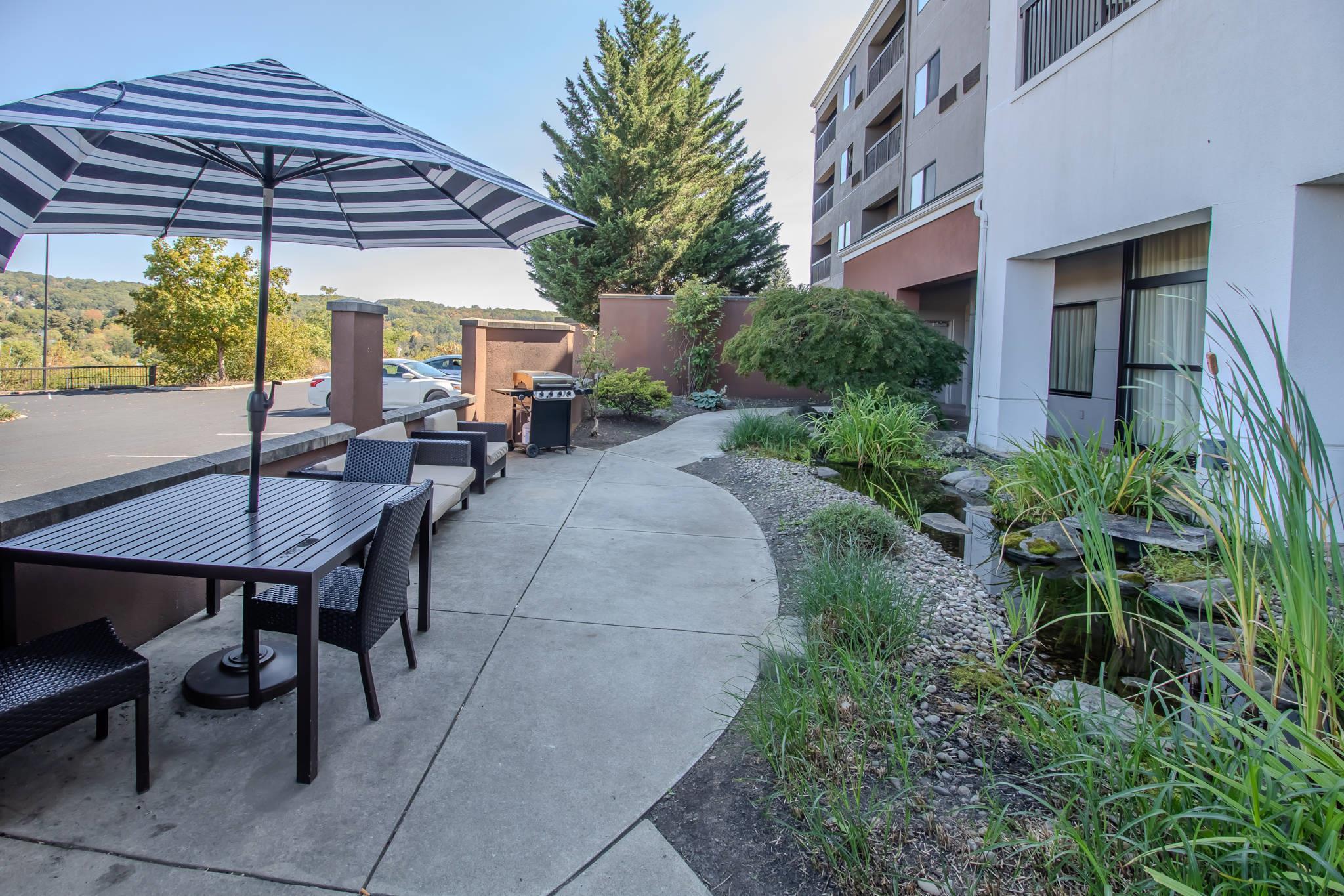 Hotel patio | Country Inn & Suites by Radisson, Convention Center
