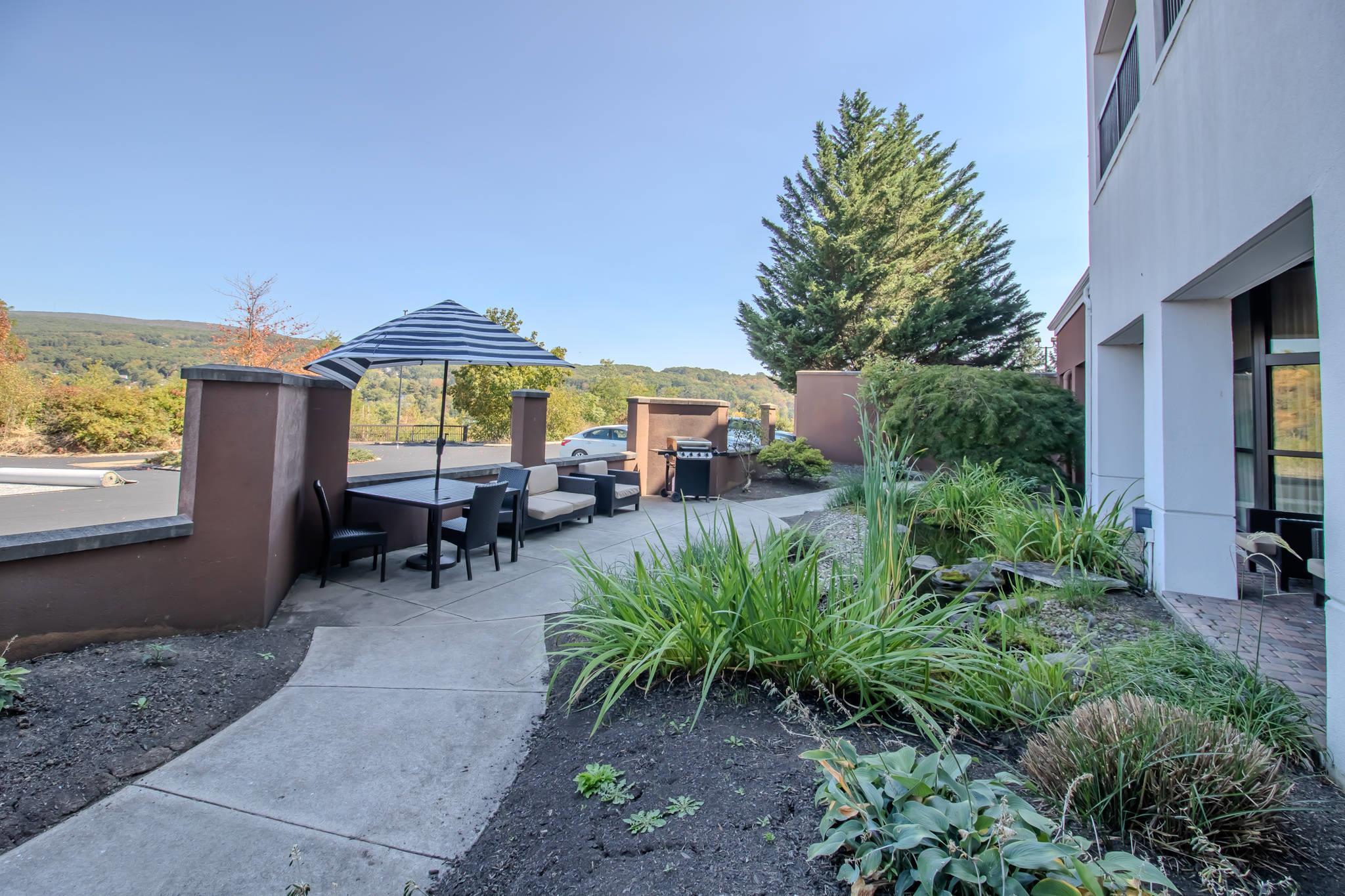 Hotel patio | Country Inn & Suites by Radisson, Convention Center