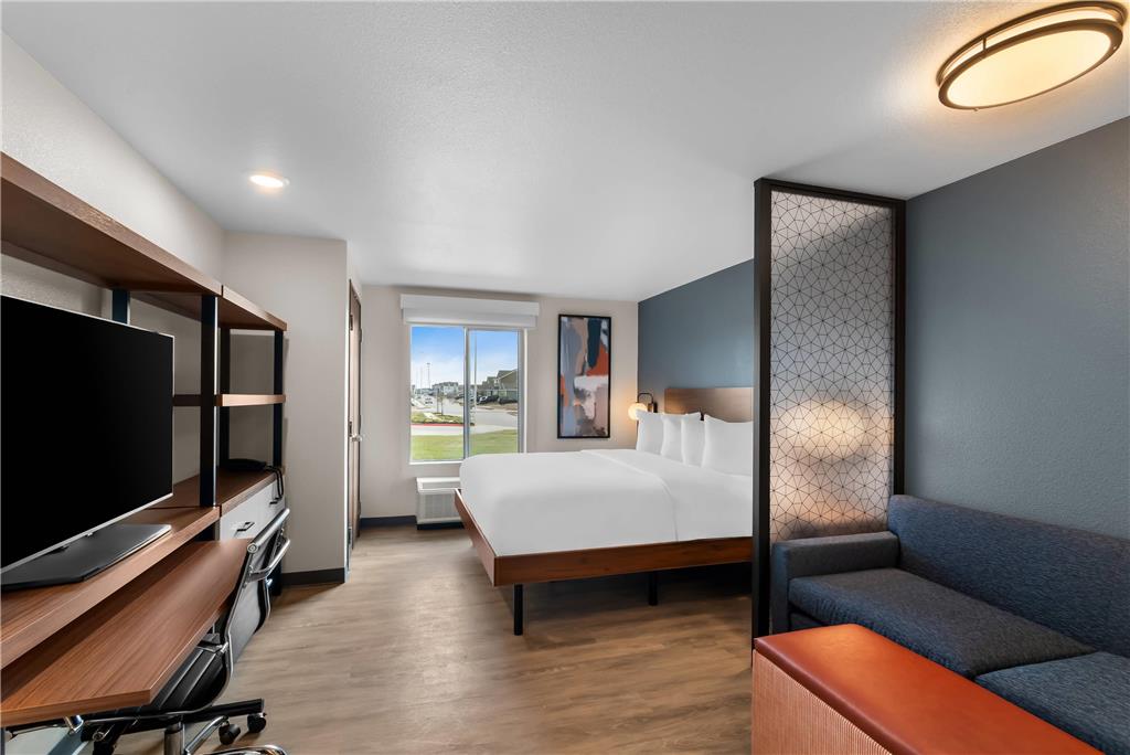 EVERHOME SUITES BASTROP-guestroom-Guest Room,On-Site.jpg