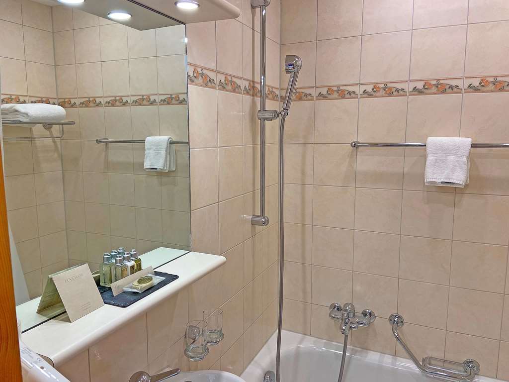 EIGER MUERREN SWISS QUALITY HOTEL-guestroom-Guest Room,Bathroom,On-Site.jpg