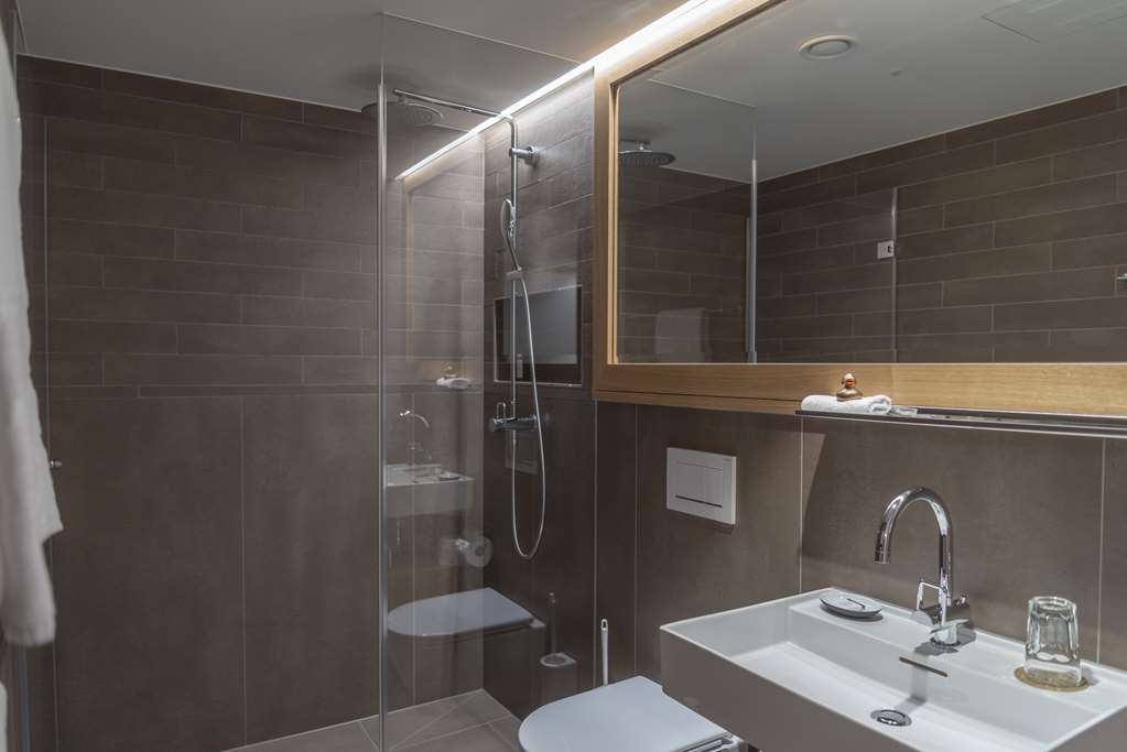 CASPAR SWISS QUALITY HOTEL-guestroom-Guest Room,Bathroom,On-Site.jpg