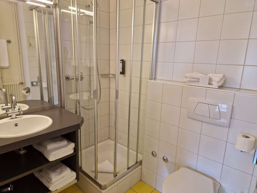 BOUTIQUE HOTEL KARL-guestroom-Guest Room,Bathroom,On-Site.jpg