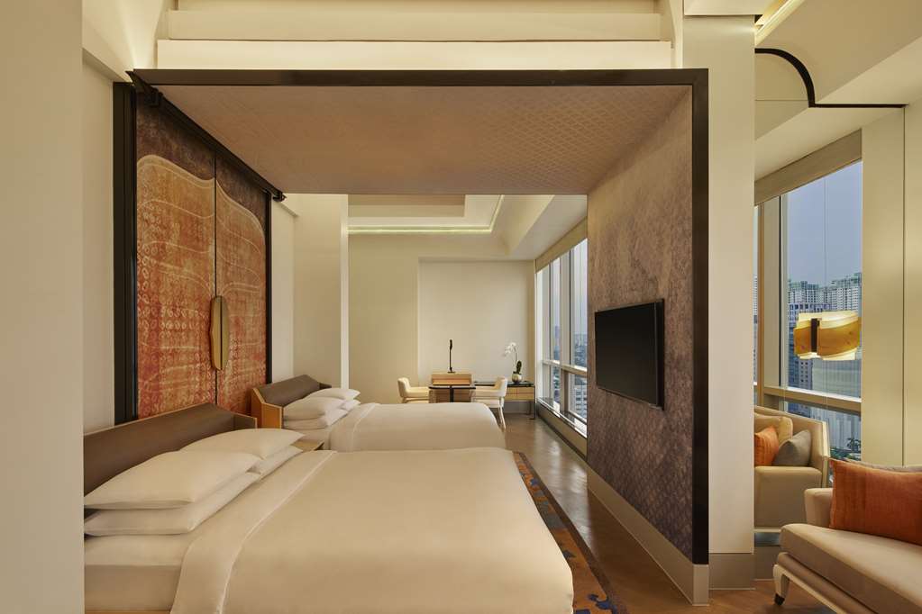 KERATON AT THE PLAZA-guestroom-Guest Room,On-Site.jpg