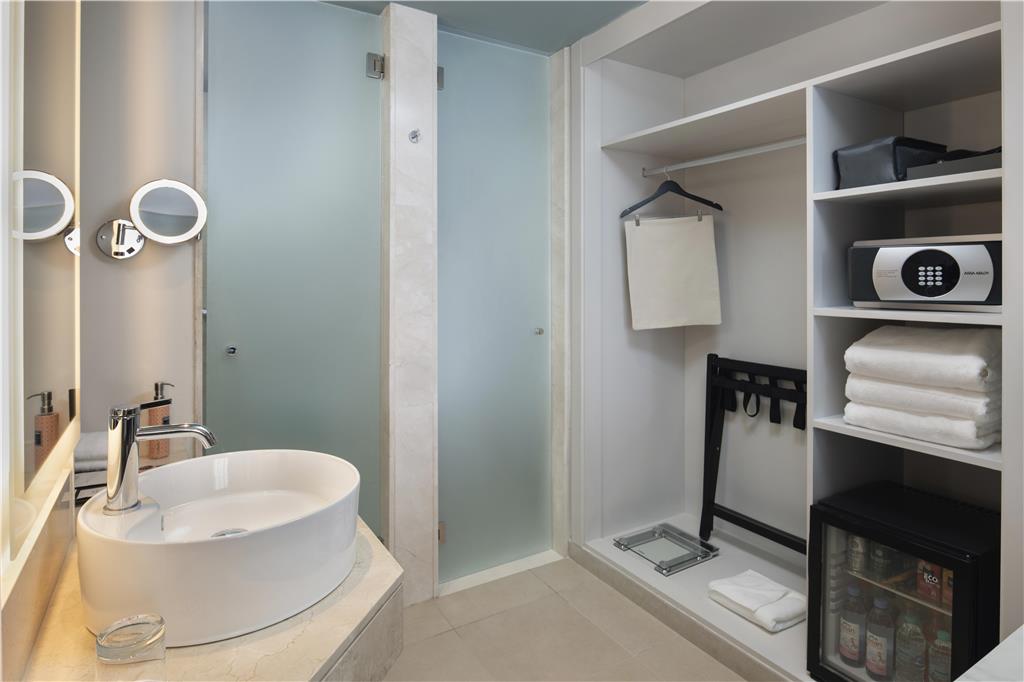 ROYAL BEACH HOTEL PUNTA CANA IN JDV-guestroom-Guest Room,Bathroom,On-Site.jpg
