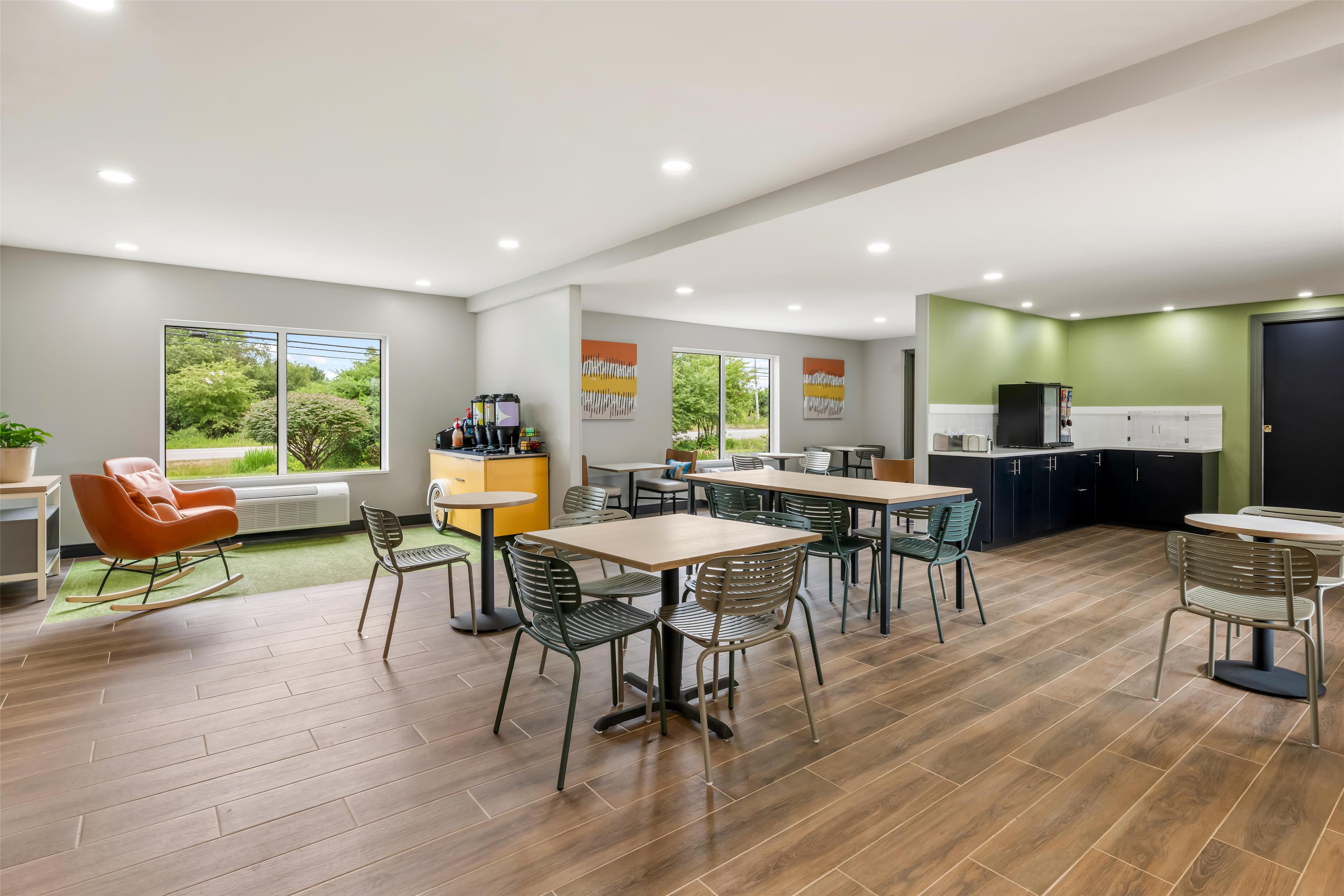 Breakfast Area | Spark by Hilton Freeport