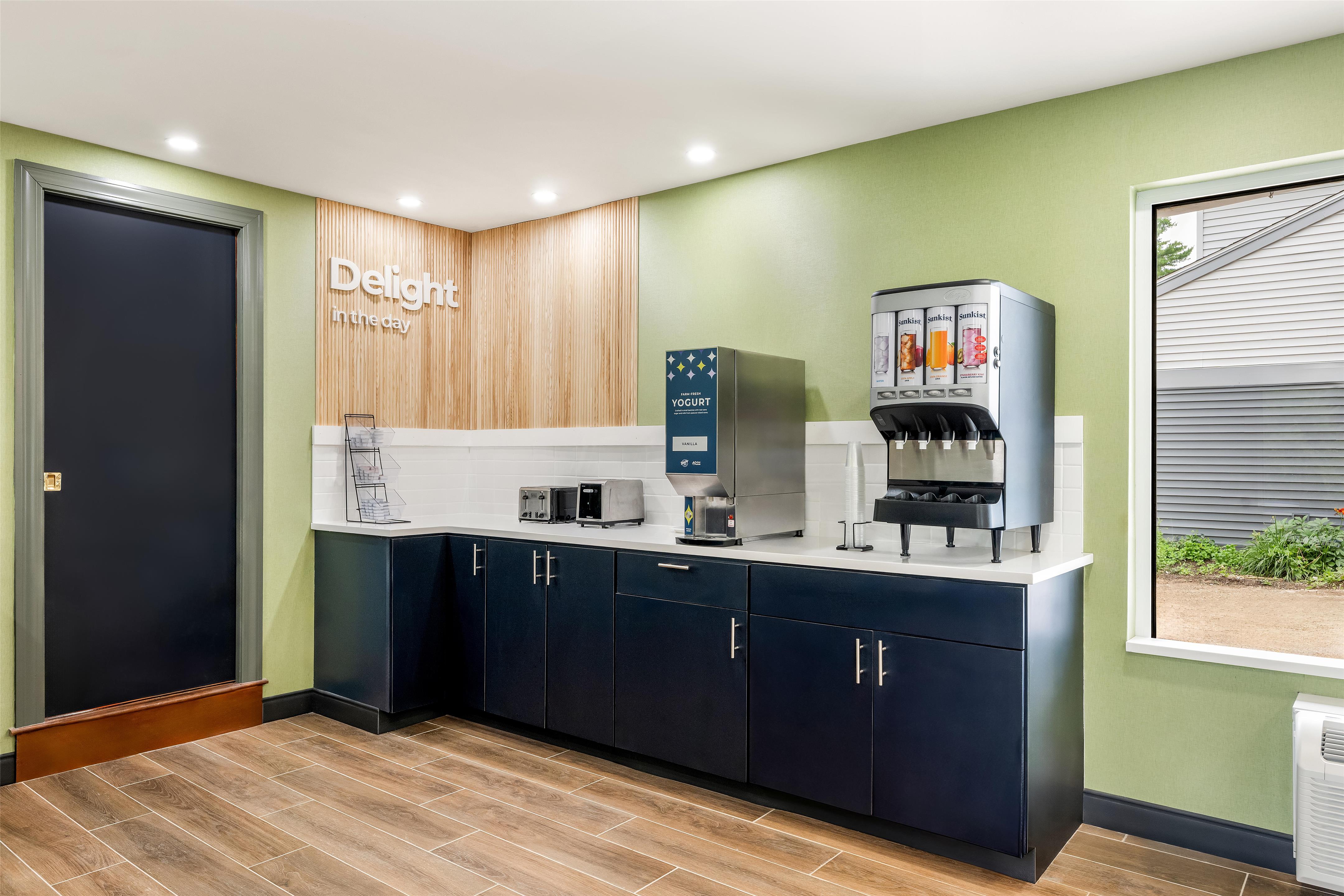 Breakfast Area | Spark by Hilton Freeport