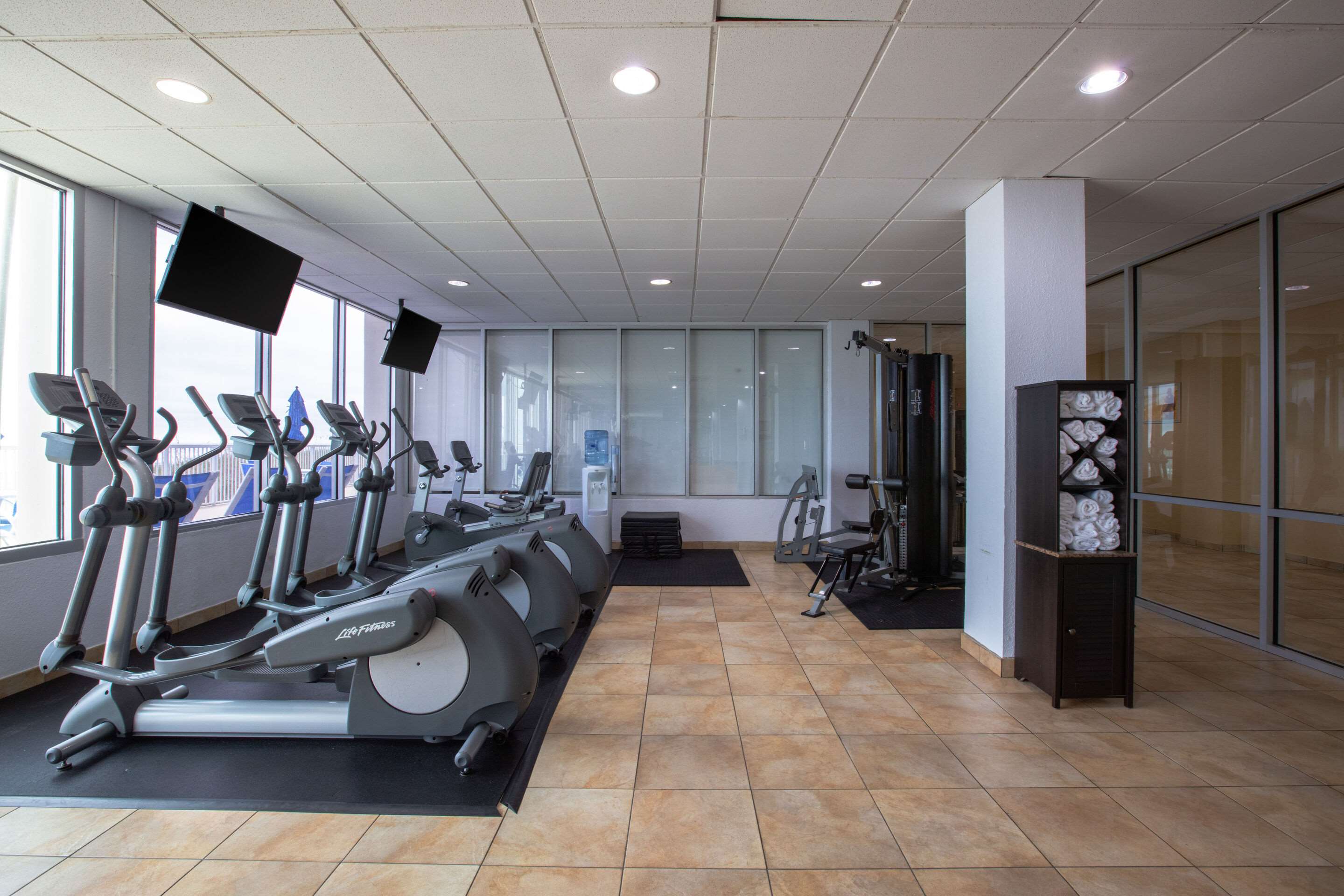 Exercise room | Sandy Beach Oceanfront Resort