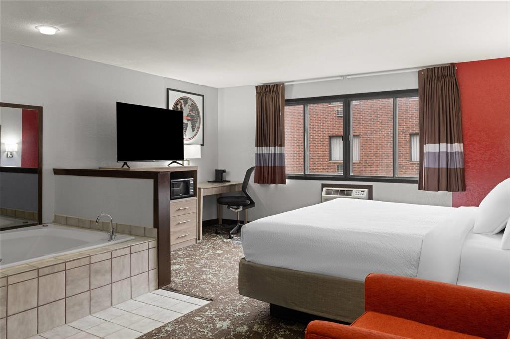 RAMADA BY WYNDHAM CEDAR RAPIDS-guestroom-Guest Room,Suite,On-Site.jpg