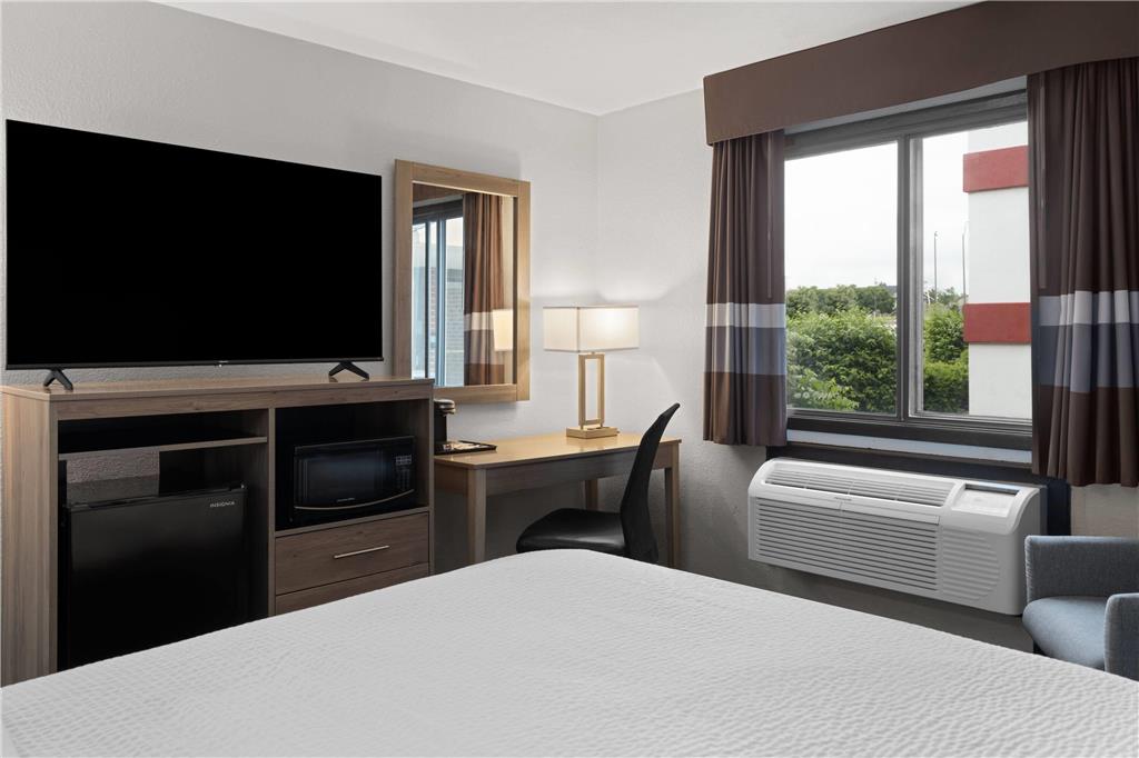 RAMADA BY WYNDHAM CEDAR RAPIDS-guestroom-Guest Room,On-Site.jpg