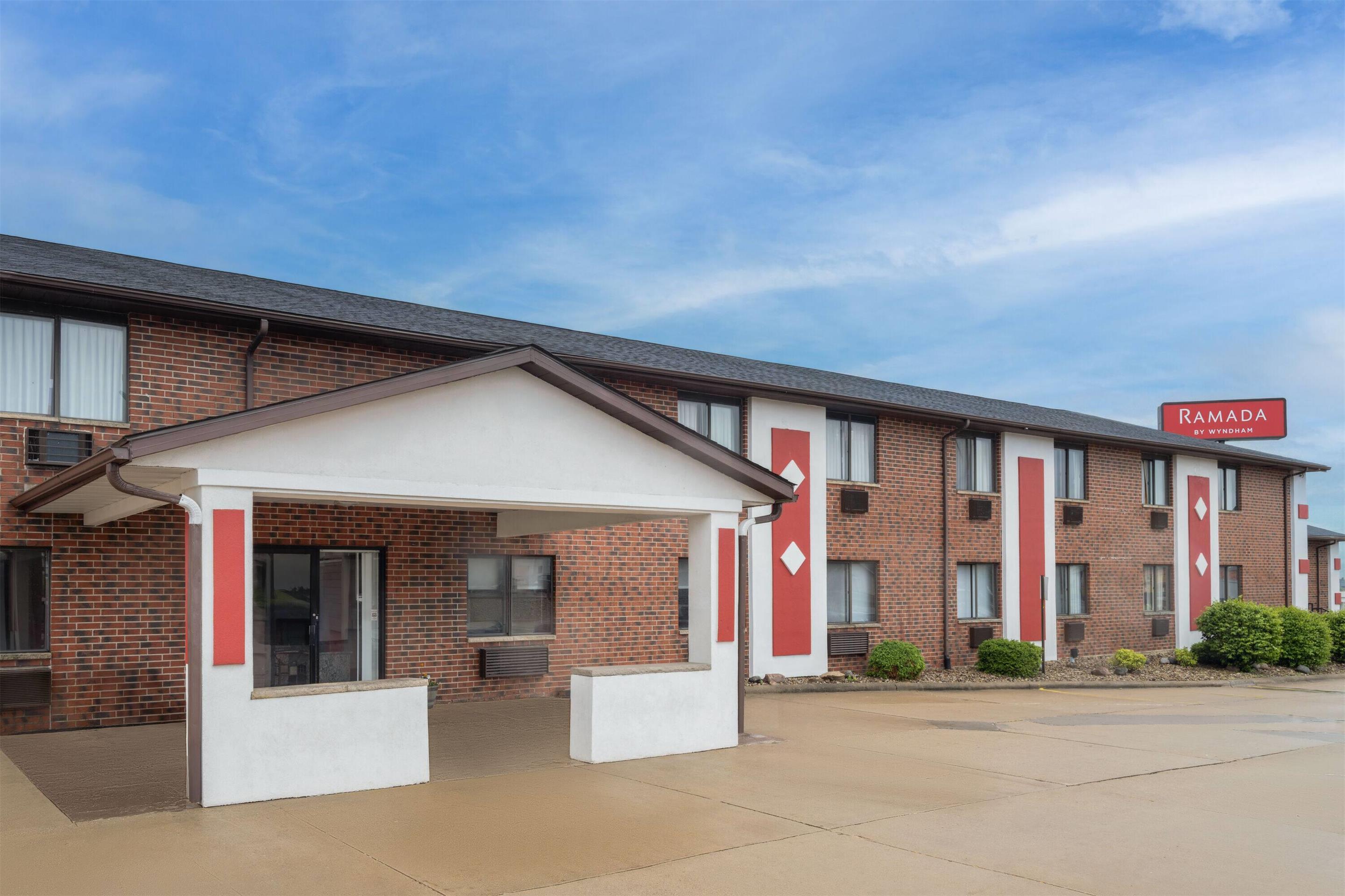 Exterior | Ramada by Wyndham Cedar Rapids South