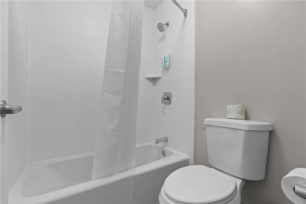 QUALITY INN AND SUITES OCALA I-75-guestroom-Guest Room,Bathroom,On-Site.jpg