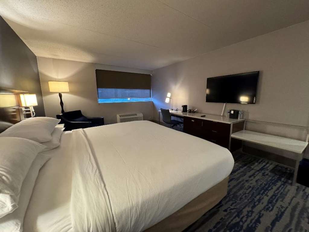 Skyline Hotel Detroit Airport, SureStay Collection by BW-guestroom-Guest Room,On-Site.jpg