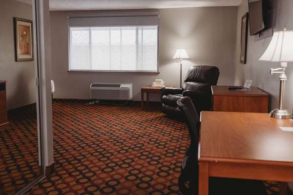 1 King Bed, Pool View, Non-Smoking