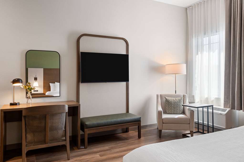 LA QUINTA INN AND SUITES BY WYNDHAM-guestroom-Guest Room,On-Site.jpg