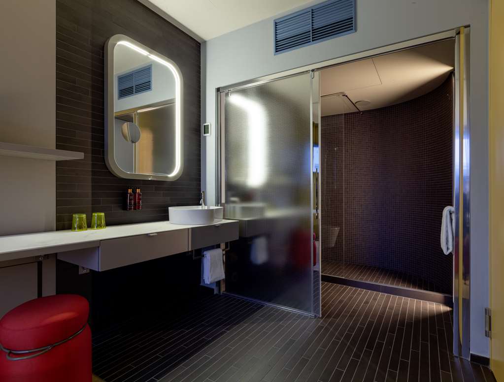 b'mine Duesseldorf-guestroom-Guest Room,Bathroom,On-Site.jpg