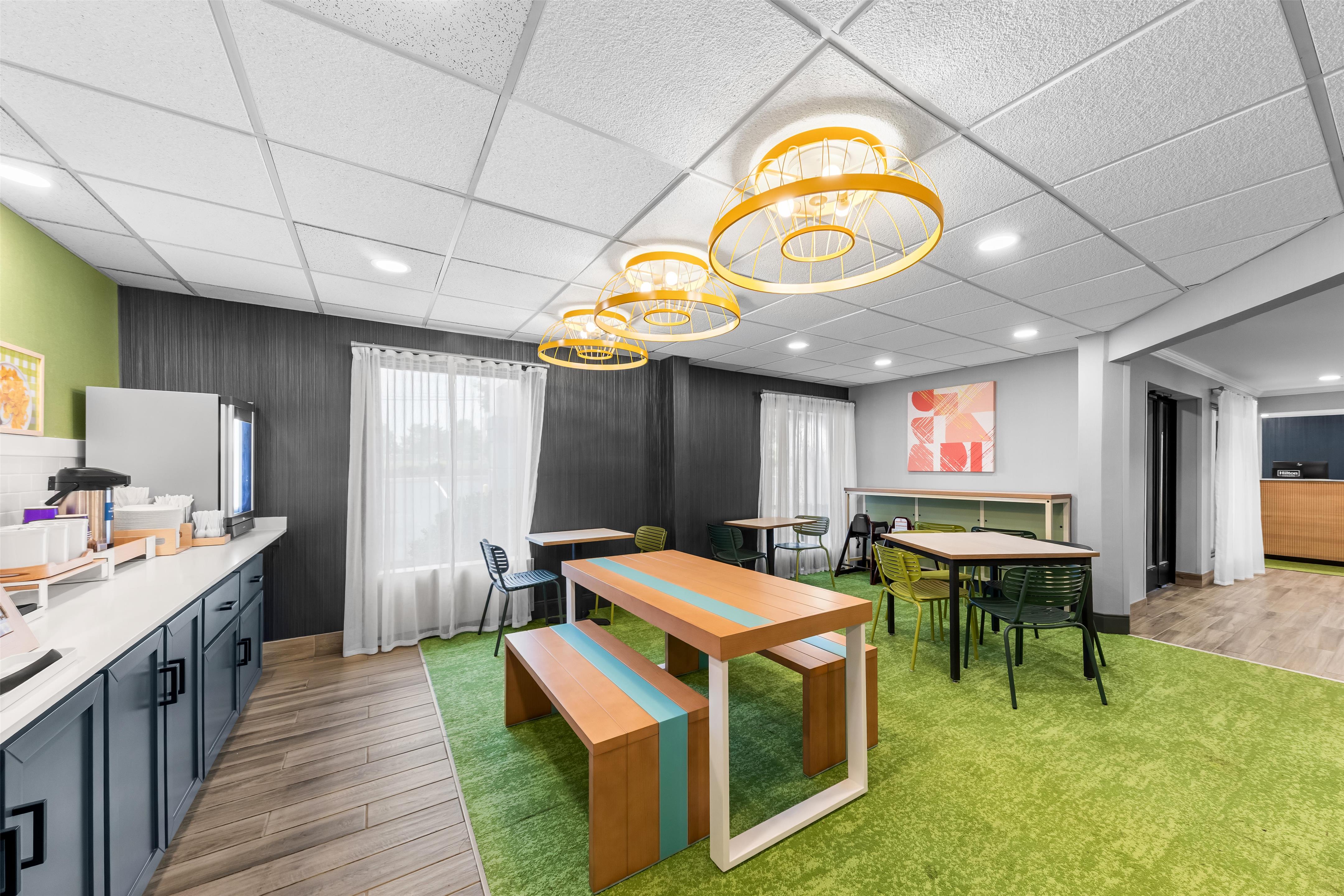 Breakfast Area | Hilton Cincinnati Airport