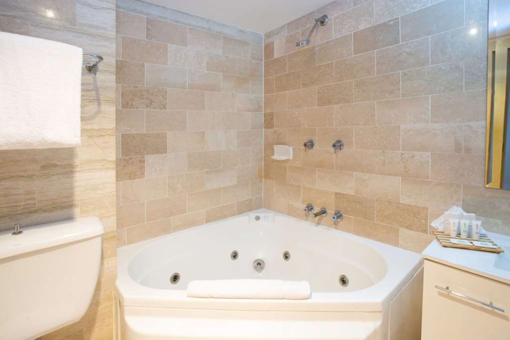 MIRAGE HOTEL NEWPORT-guestroom-Guest Room,Bathroom,On-Site.jpg