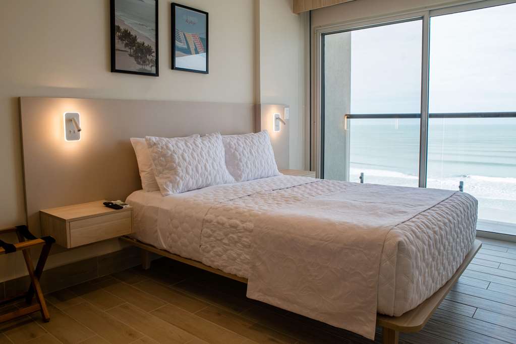 RADISSON RIVIERA PANAMA-guestroom-Guest Room,On-Site.jpg