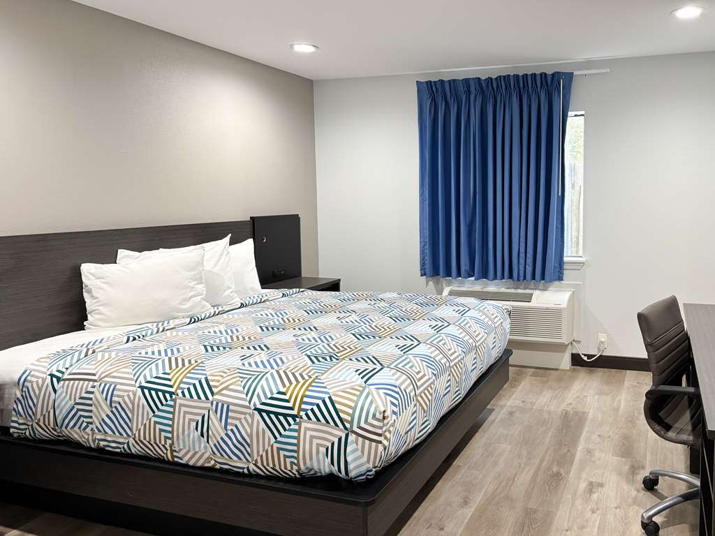 STUDIO 6 SULPHUR LA-guestroom-Guest Room,On-Site.jpg