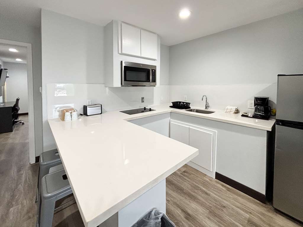 STUDIO 6 SULPHUR LA-guestroom-Guest Room,Guest Room Amenity,Kitchen/Kitchenette,On-Site.jpg