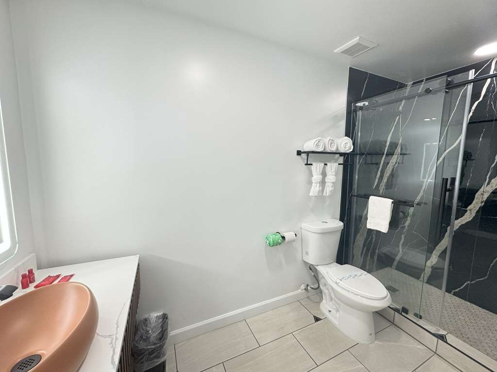 SureStay by Best Western Morgan Hill-guestroom-Guest Room,Bathroom,On-Site.jpg