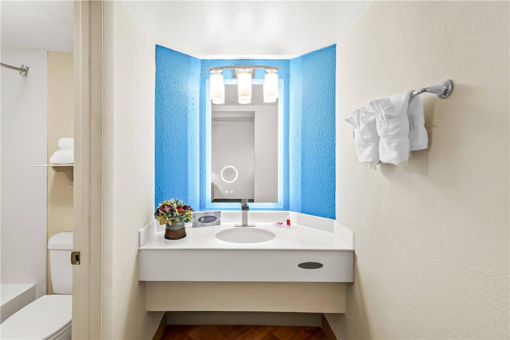 ECONO LODGE AUGUSTA NORTH - WASHING-guestroom-Guest Room,Bathroom,On-Site.jpg