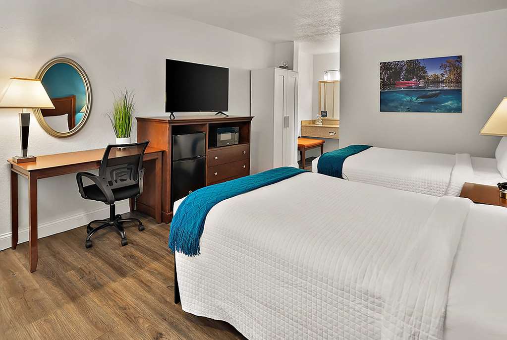 PADDLETAIL WATERFRONT LODGE-guestroom-Guest Room,On-Site.jpg