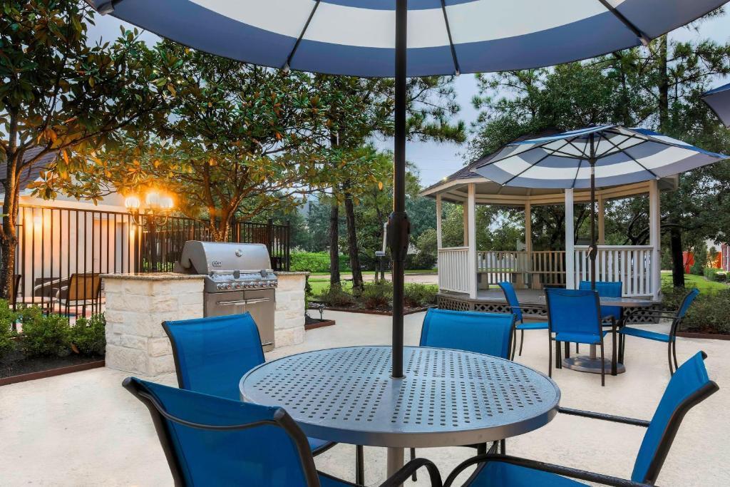 SIM Brookhollow Outdoor Seating BBQ Area | TownePlace Suites Houston Brookhollow