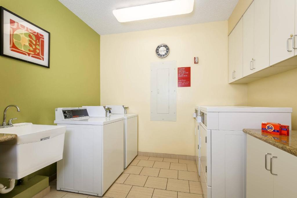 SIM Brookhollow SelfService Laundry | TownePlace Suites Houston Brookhollow