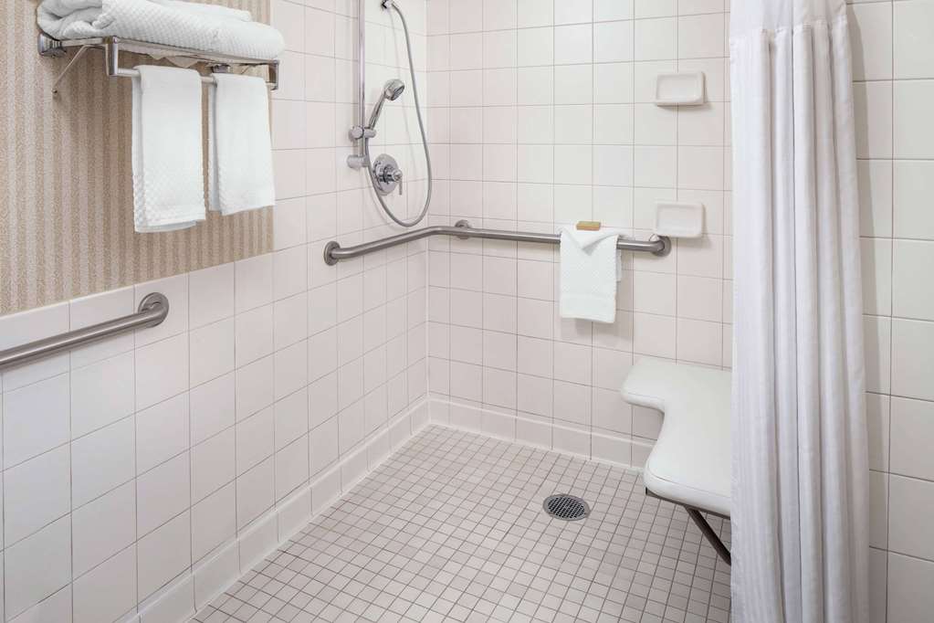 WYNDHAM INDEPENDENCE-guestroom-Guest Room,Bathroom,Shower,Accessibility,On-Site.jpg