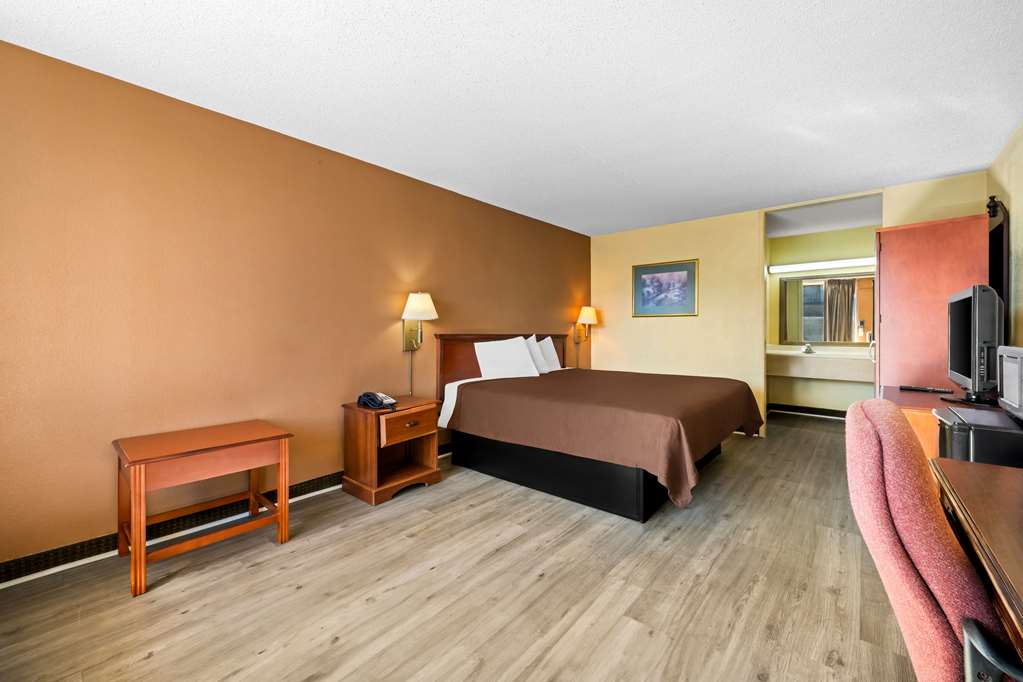 RODEWAY INN-guestroom-Guest Room,On-Site.jpg