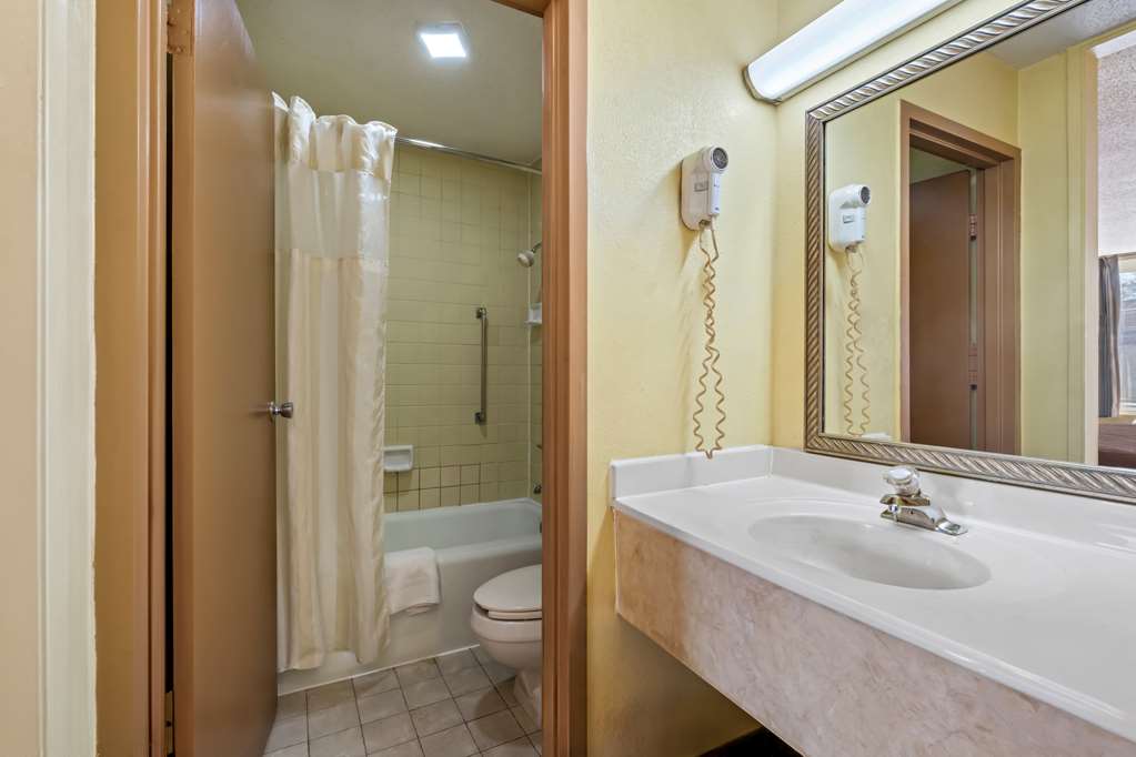 RODEWAY INN-guestroom-Guest Room,Bathroom,On-Site.jpg
