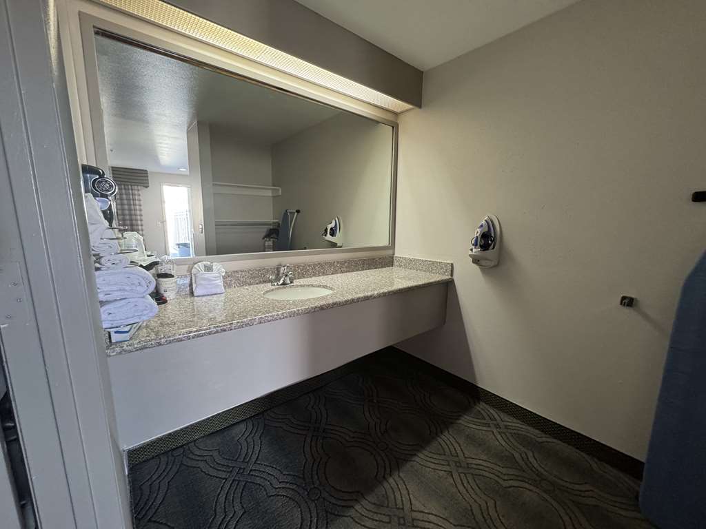 SureStay by Best Western Salt Lake City Downtown-guestroom-Guest Room,Bathroom,On-Site.jpg