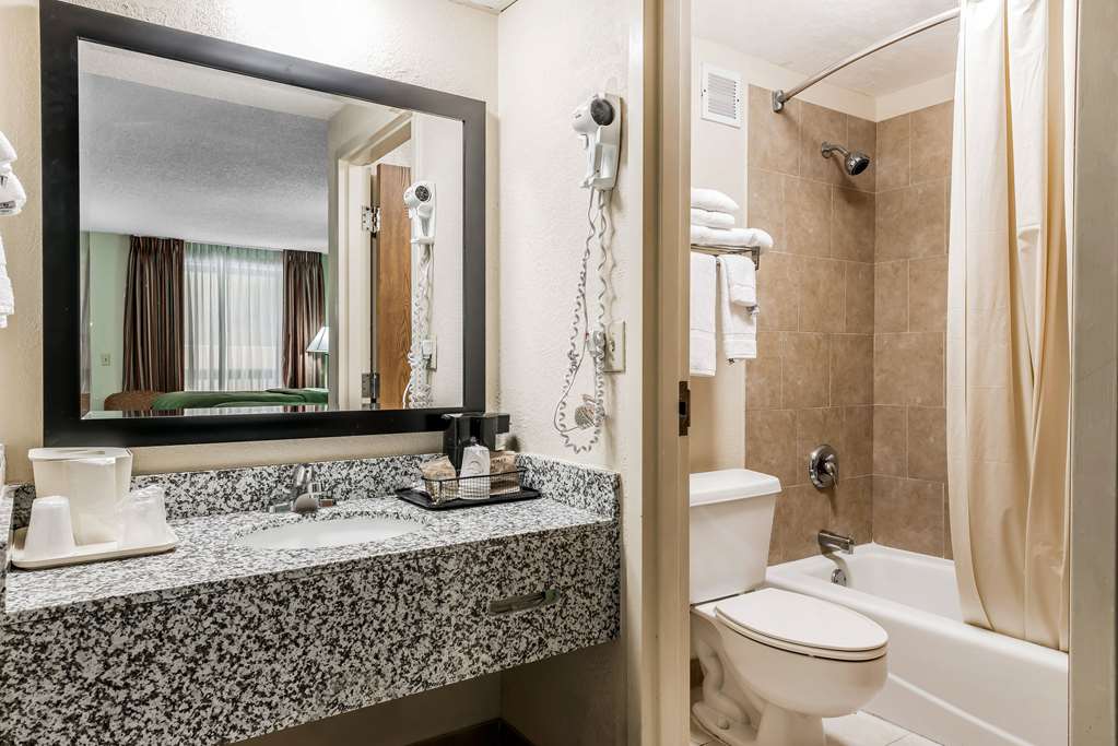 QUALITY INN FORT PIERCE-guestroom-Guest Room,Bathroom,On-Site.jpg