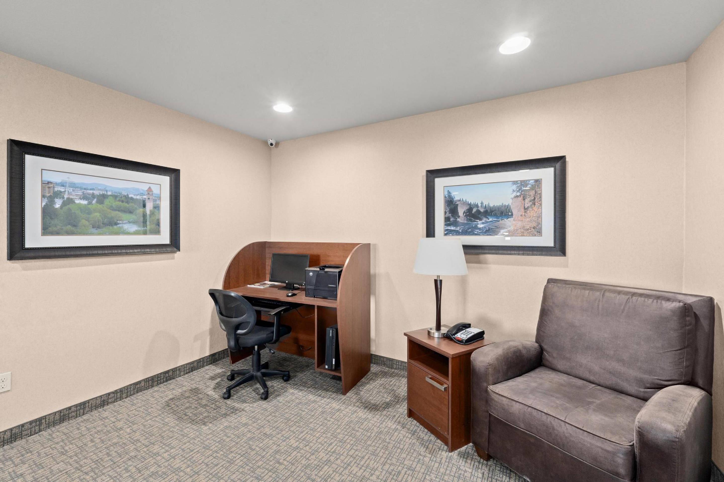 Computer in the lobby | Oxford Suites Spokane Valley