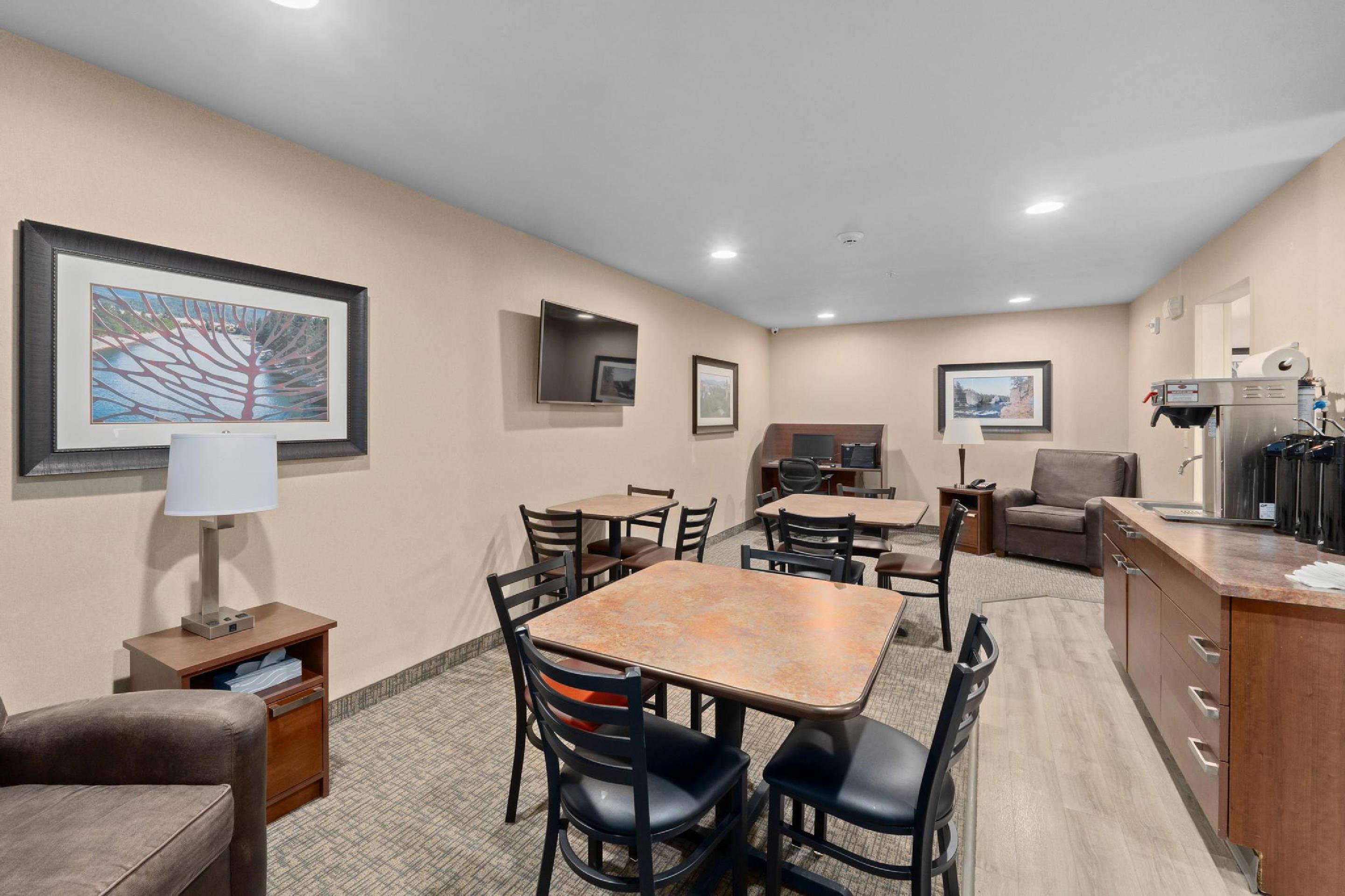 Lounge Area | Oxford Suites Spokane Valley