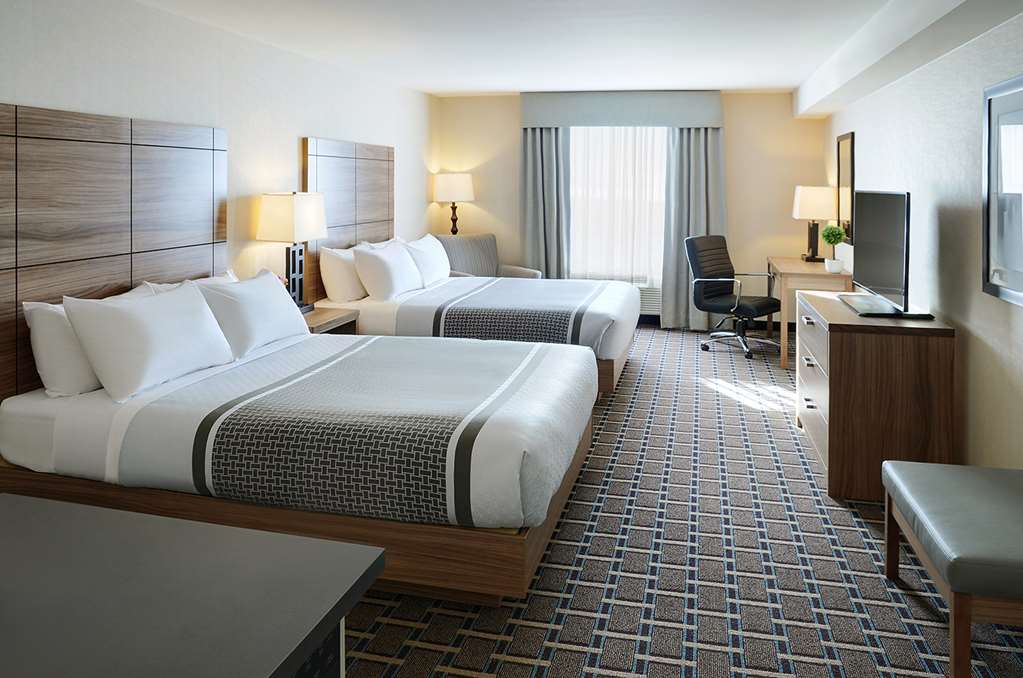 Pomeroy Inn & Suites Vermilion