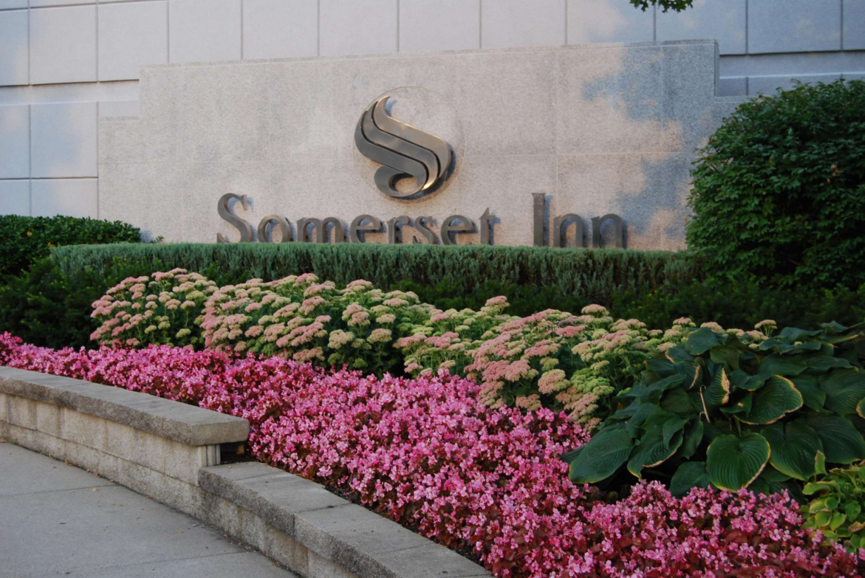 Somerset Inn Exterior Signage | Somerset Inn Troy