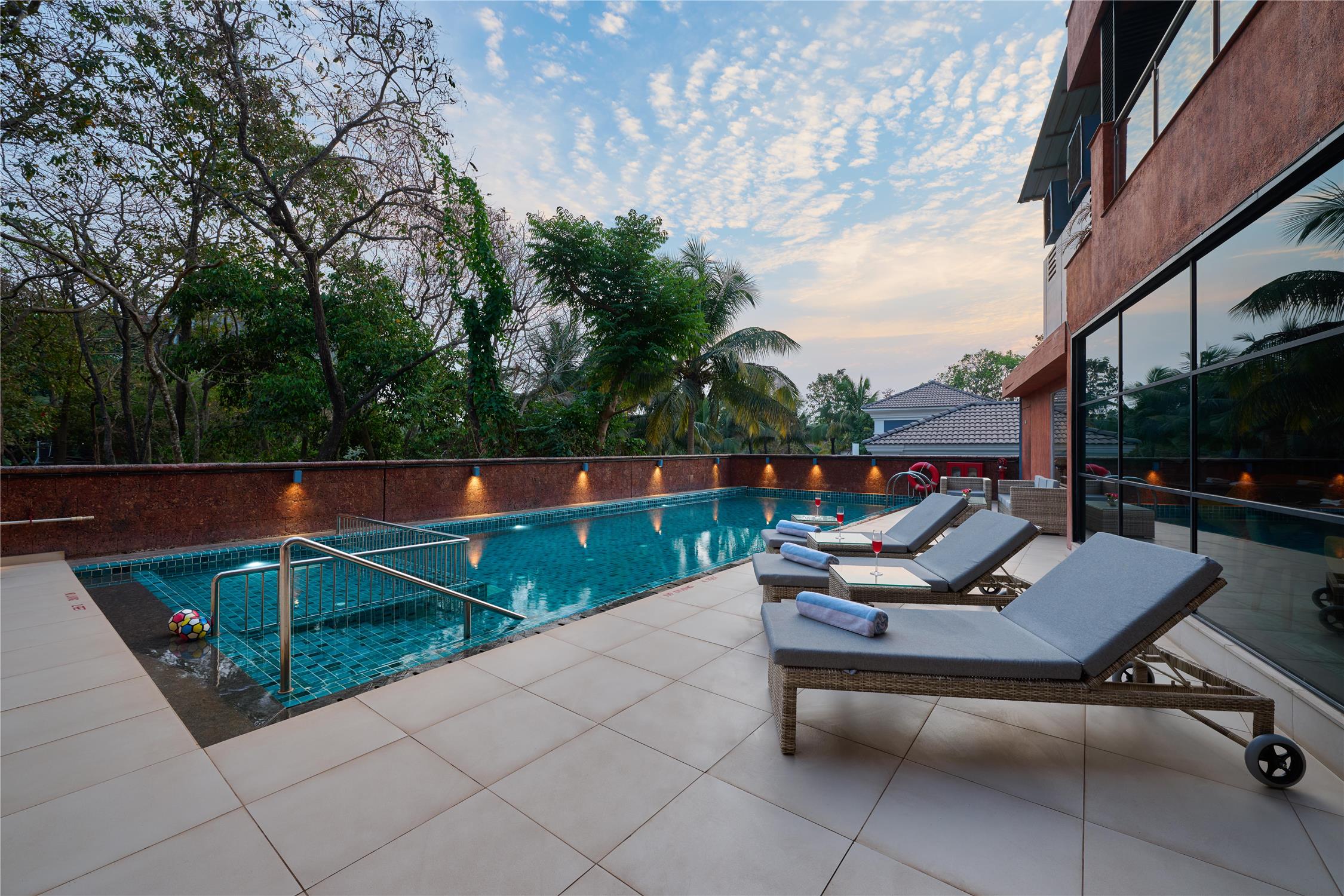 HOTEL GOLDEN TULIP VAGATOR GOA - POOL