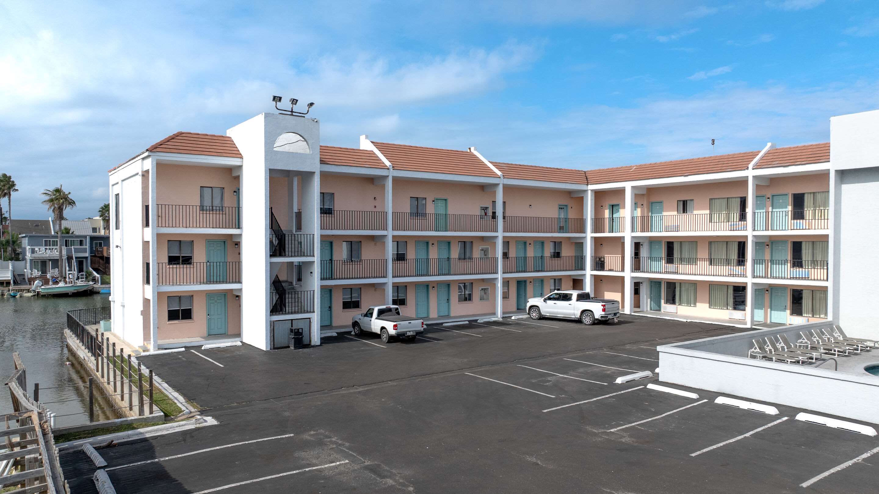 Hotel exterior | WindWater Hotel and Marina
