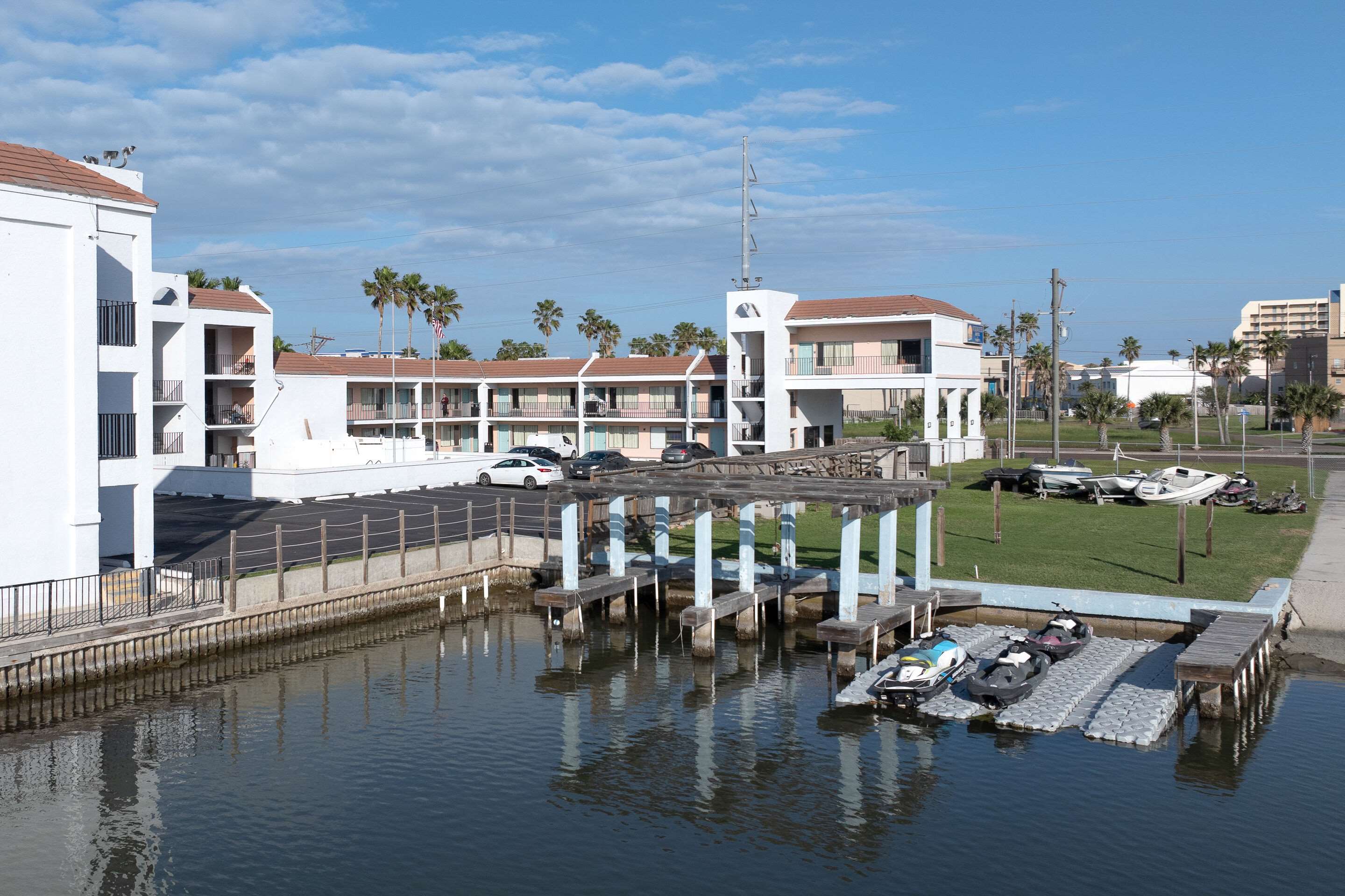 Hotel exterior | WindWater Hotel and Marina