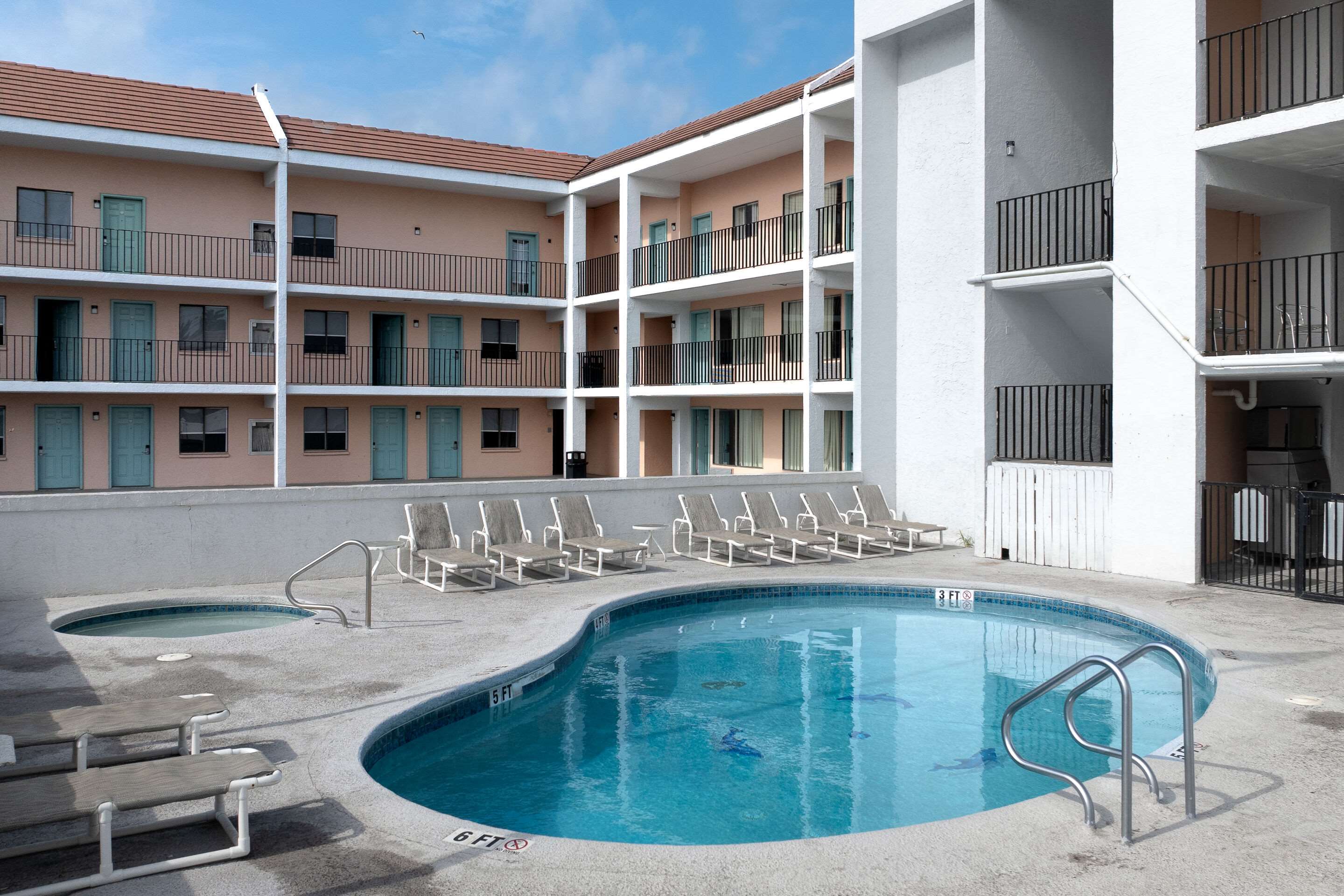 Outdoor pool | WindWater Hotel and Marina
