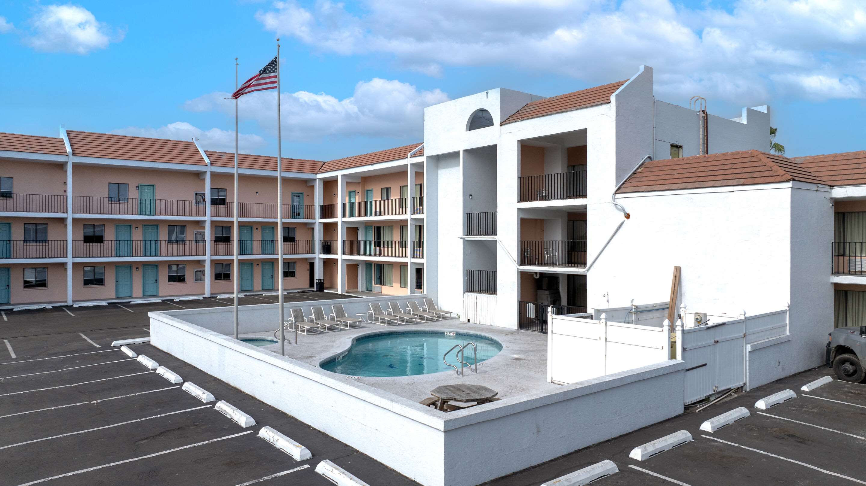 Outdoor pool | WindWater Hotel and Marina