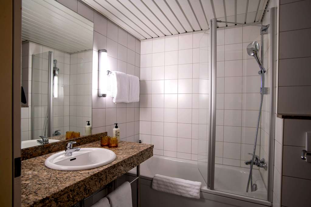 Best Western Conference Airporthotel Frankfurt-Moerfelden-guestroom-Guest Room,Bathroom,On-Site.jpg