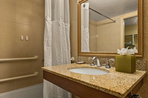 1 King Bed, Mobility/Hearing Accessible Room, Bathtub w/ Grab Bars, Non-Smoking