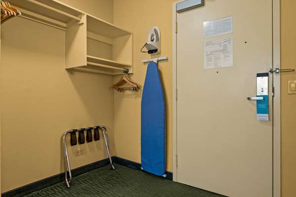 1 King Bed, Mobility/Hearing Accessible Room, Bathtub w/ Grab Bars, Non-Smoking