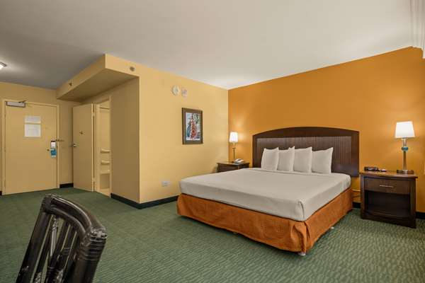 1 King Bed, Mobility/Hearing Accessible Room, Bathtub w/ Grab Bars, Non-Smoking