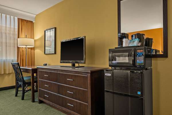 1 King Bed, Mobility/Hearing Accessible Room, Bathtub w/ Grab Bars, Non-Smoking