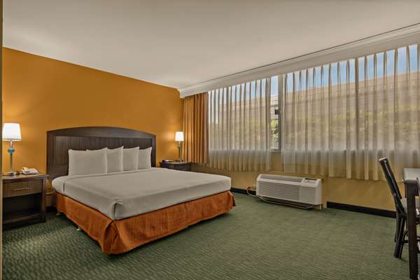 1 King Bed, Mobility/Hearing Accessible Room, Bathtub w/ Grab Bars, Non-Smoking